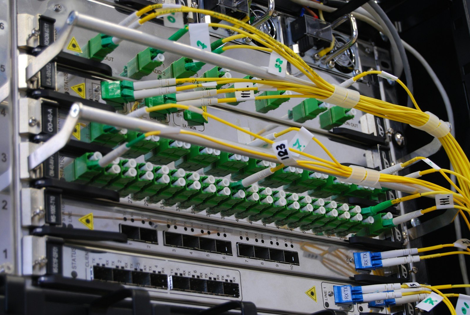 Telefon ve haberleşme altyapısı için ağ ve telekomünikasyon rack sistemi
