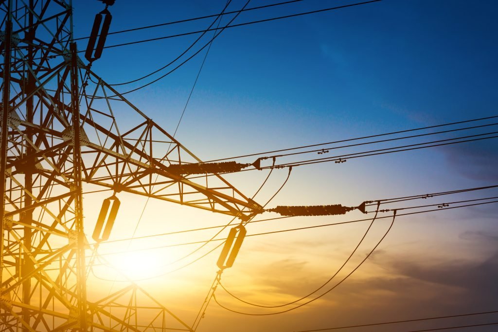 Yüksek gerilim enerji iletim kulesi